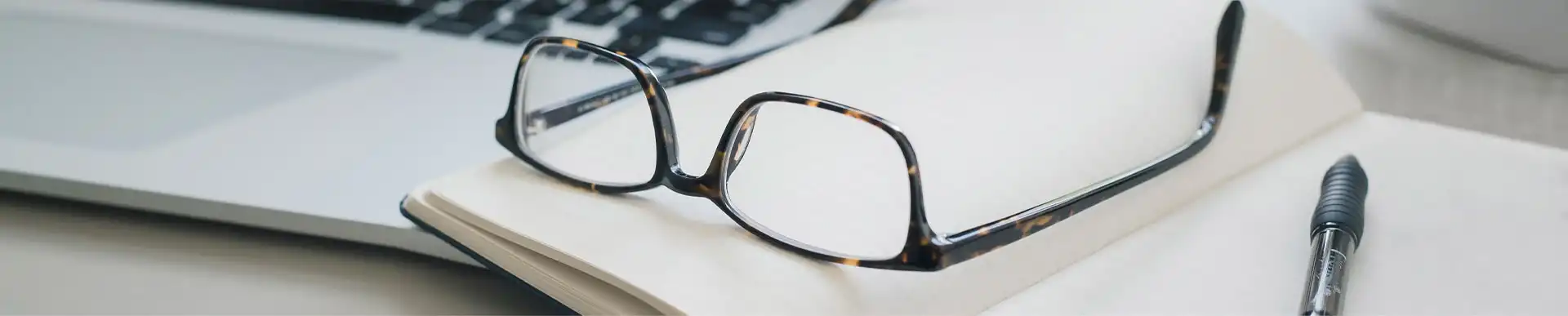 photo de lunettes sur un bureau